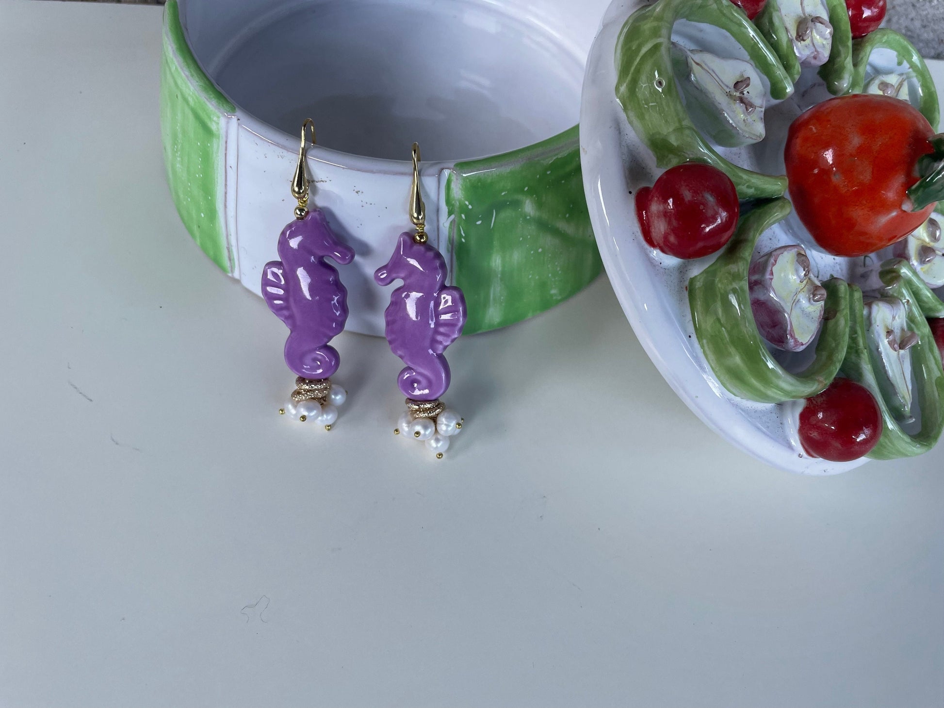 Orecchini con cavalluccio marino viola in ceramica di caltagirone e grappolo di perle di fiume §