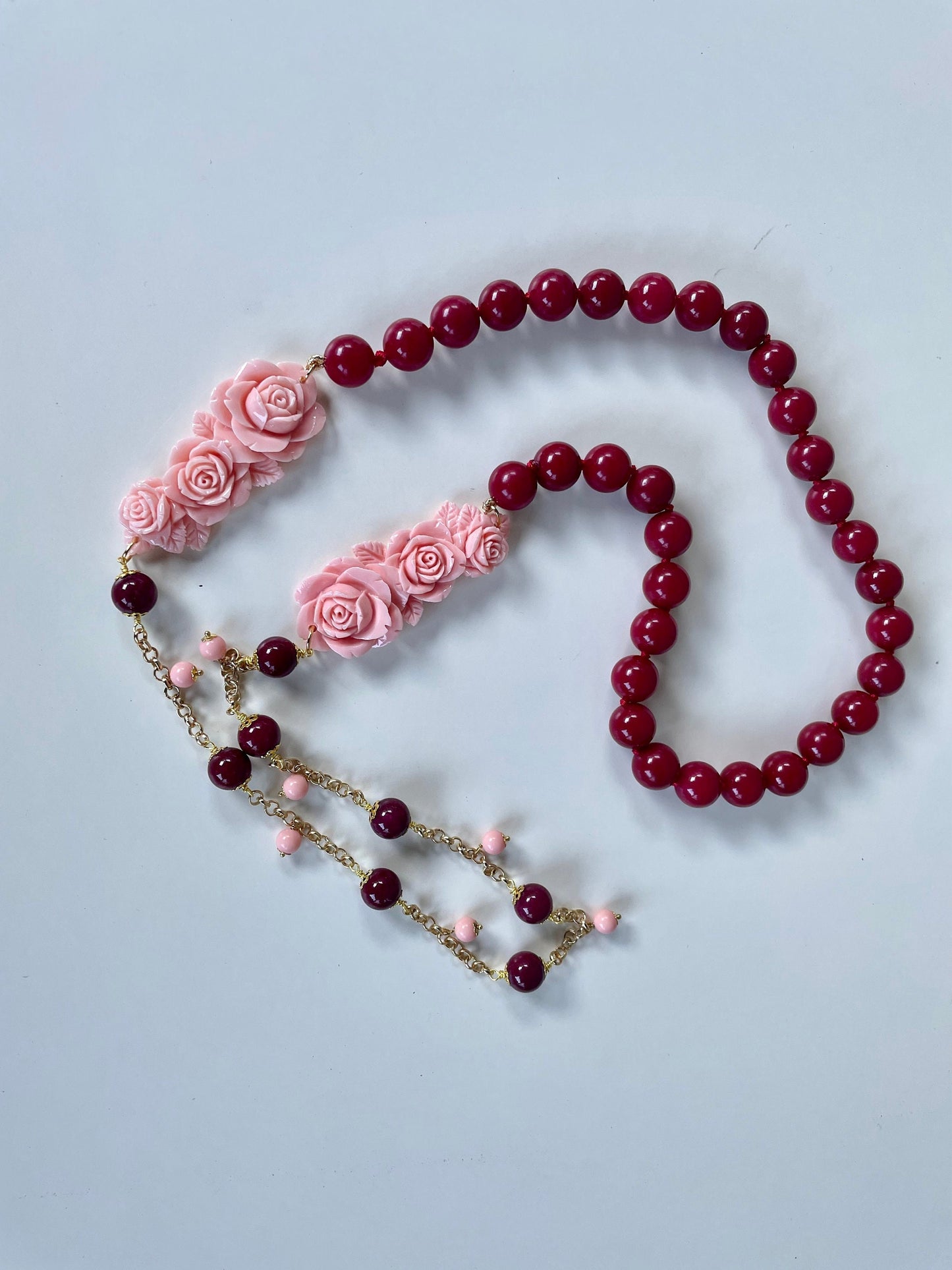 Collana corniola, due ciondoli laterali rosa e pasta di corallo rosa.&