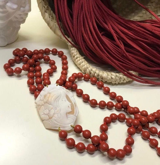 Collana siciliana con due fili di perle maiorca rossa e cammeo di conchiglia sardonica, Cammeo autentico, collana annodata a mano.|