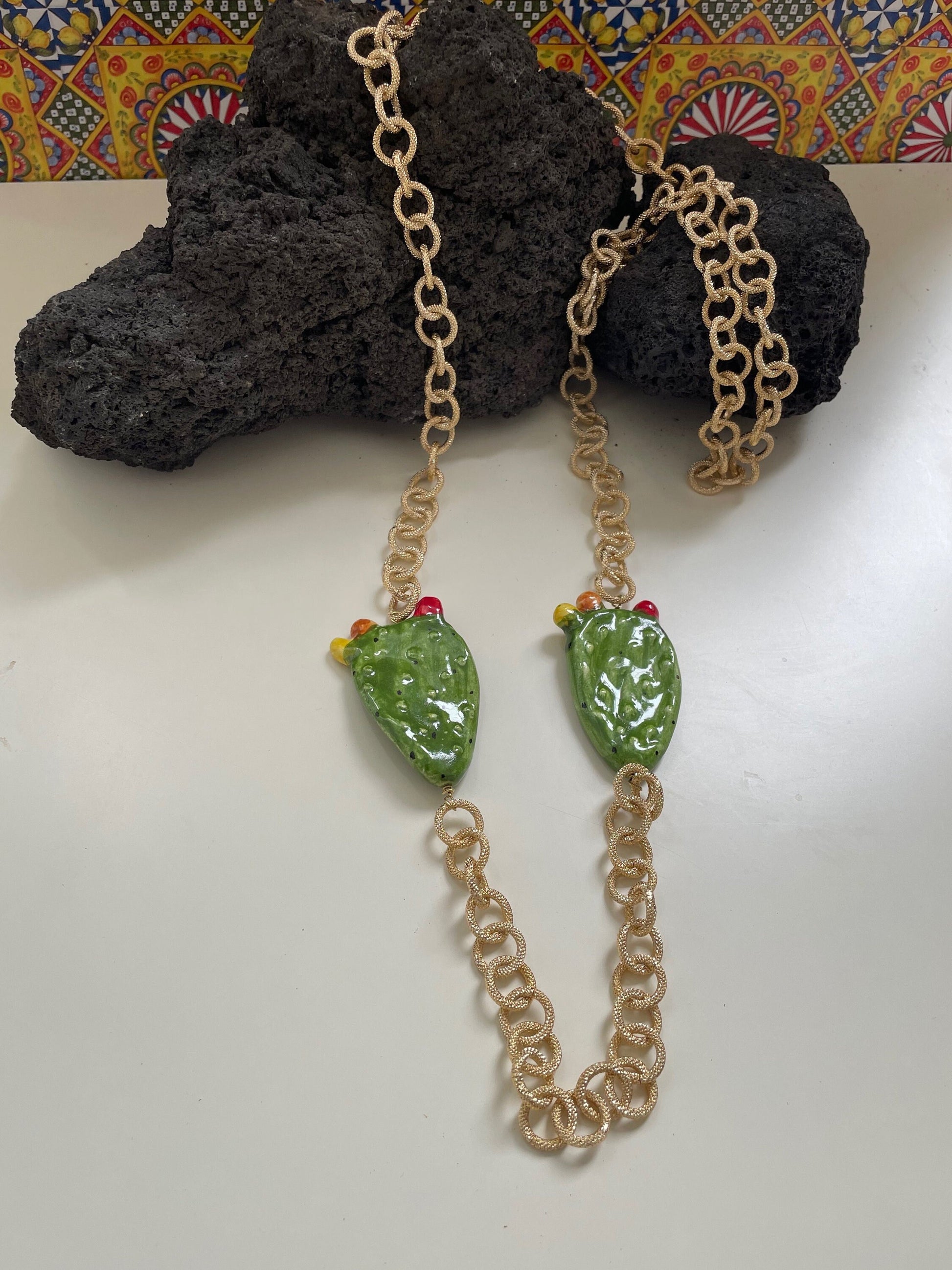 Collana lunga con doppio fico d'india in ceramica di Caltagirone.=