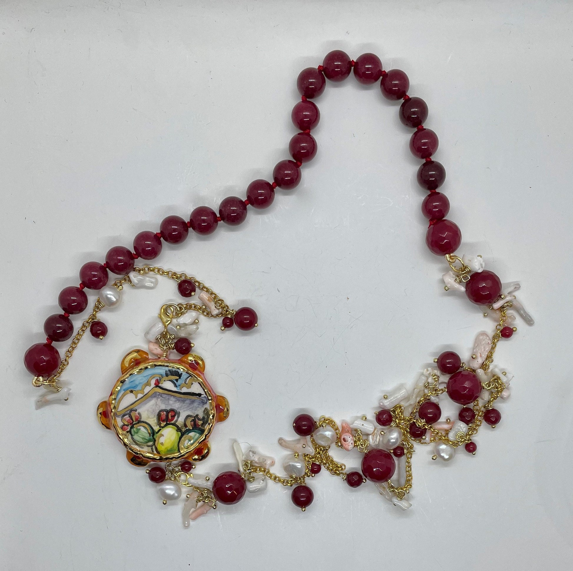 Collana siciliana con tamburello in ceramica di Caltagirone, agata rossa , perle naturali e corallo. regalo per lei.ç