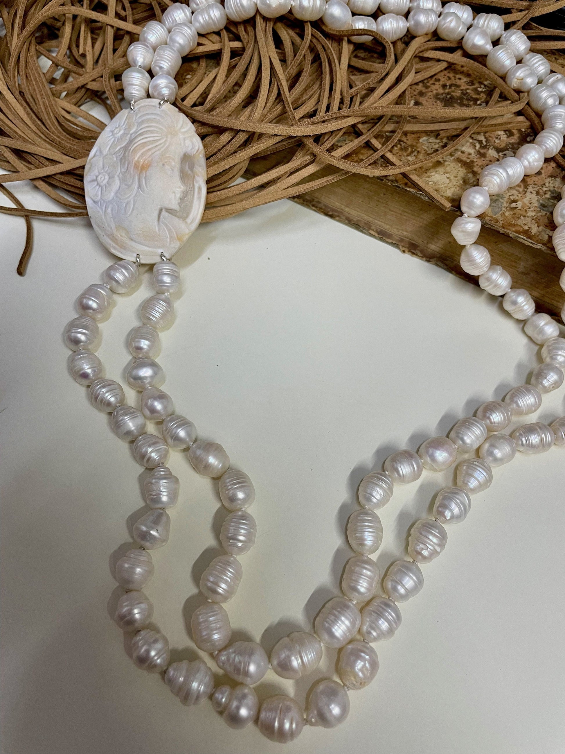 Collana siciliana con due fili di perle barocche e cammeo di conchiglia sardonica.|