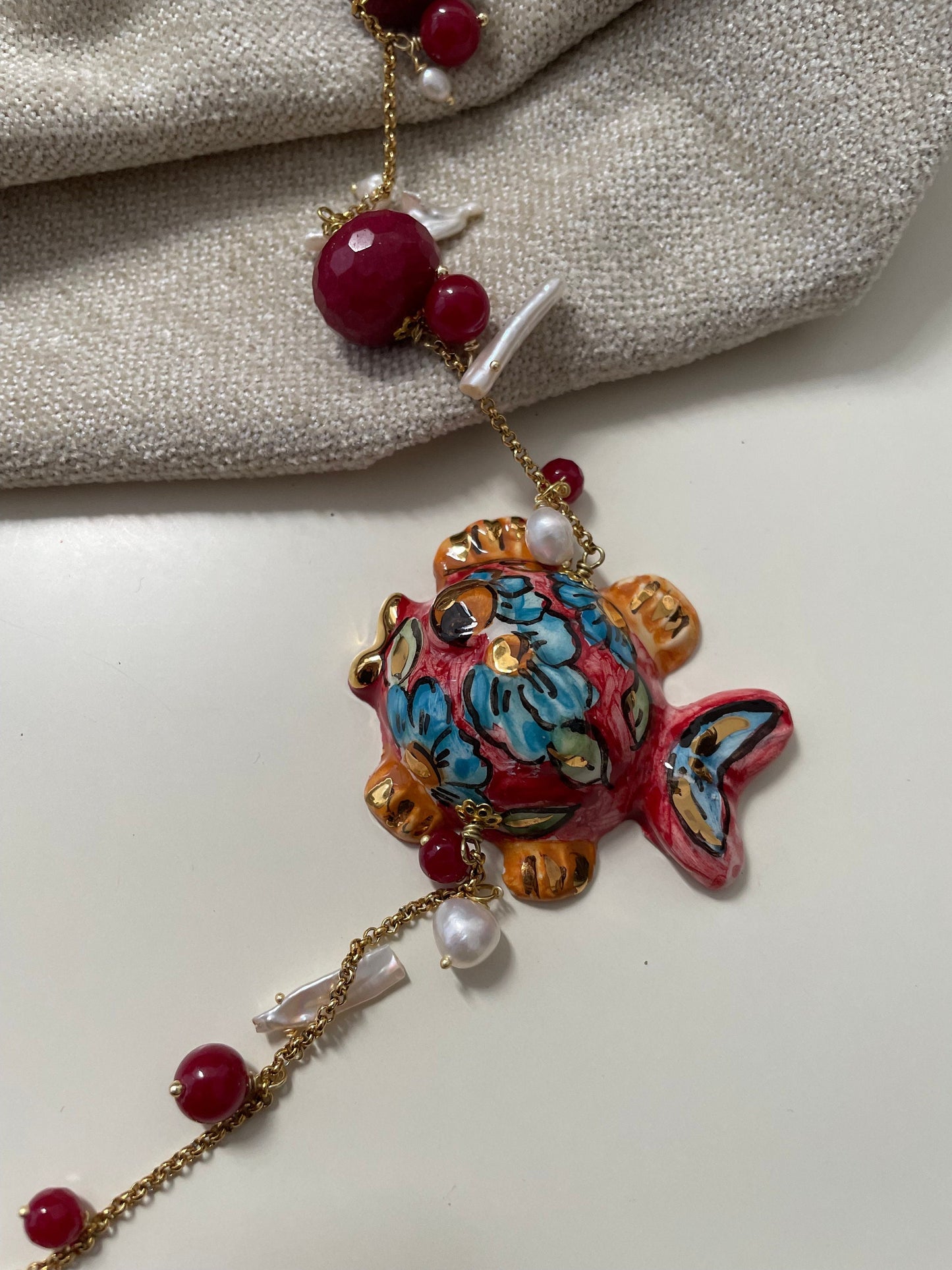 Collana siciliana con pesce in ceramica di Caltagirone, agata rossa , perle naturali. regalo per lei.ç