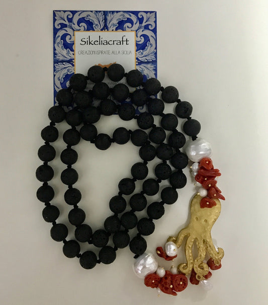 Collana composita con filo di perle di lava, perle di fiume, corallo e polipo in zama.ç