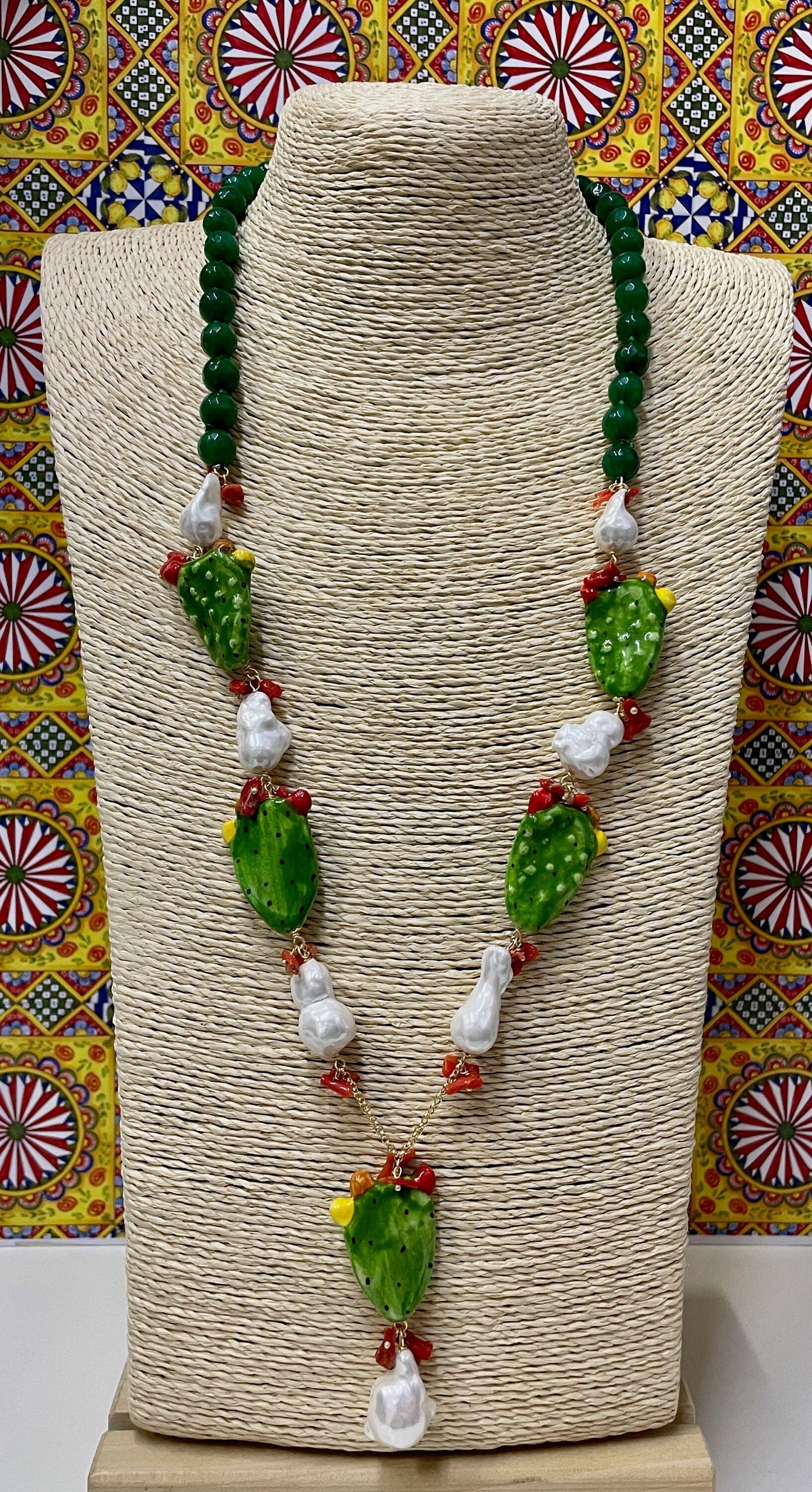 Collana siciliana agata verde, con ciondolo, fichi d'india in ceramica di Caltagirone, perle scaramazze.ç