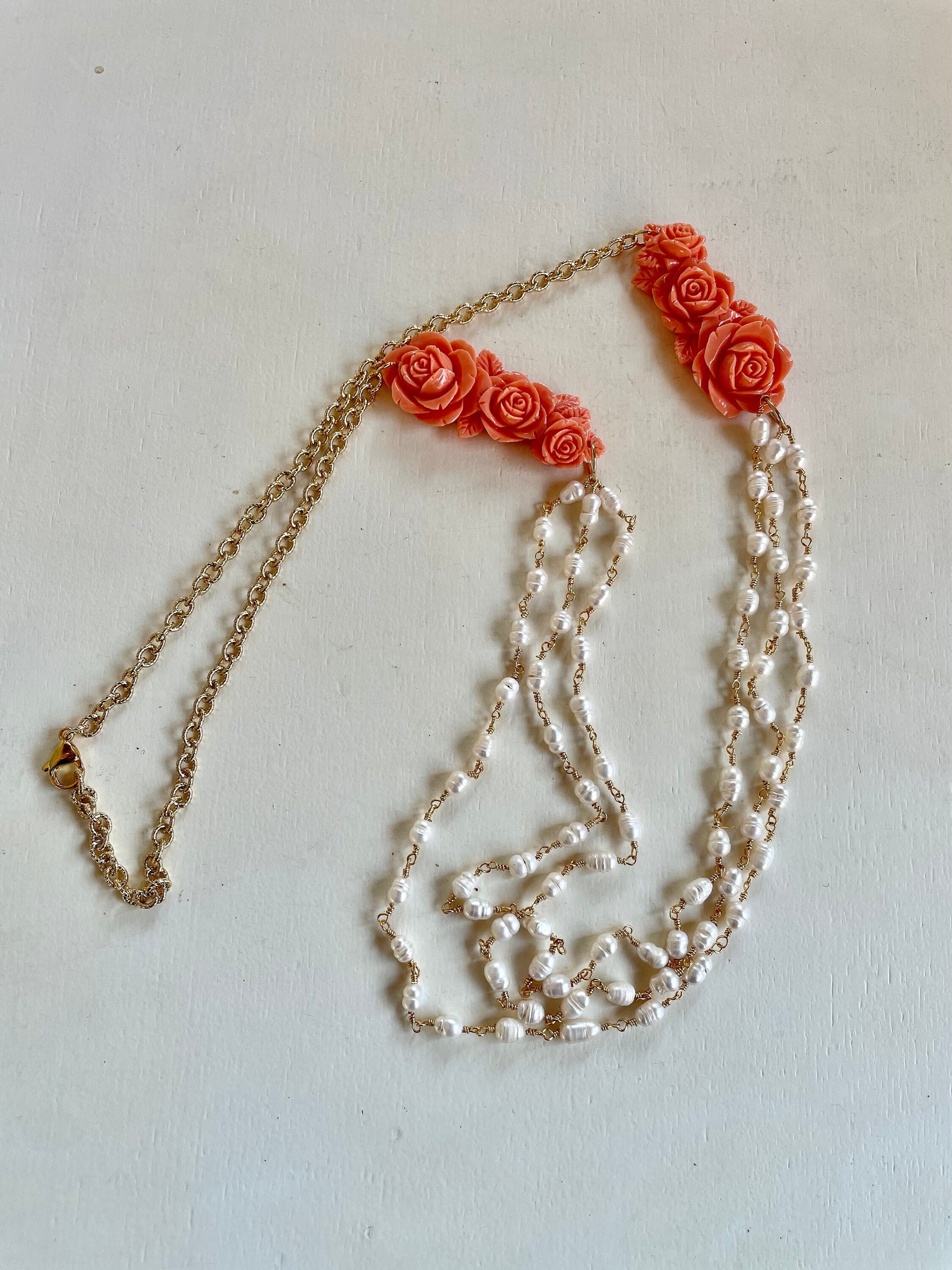 Collana maglia satinata, perle di fiume e rose di pasta di corallo.&