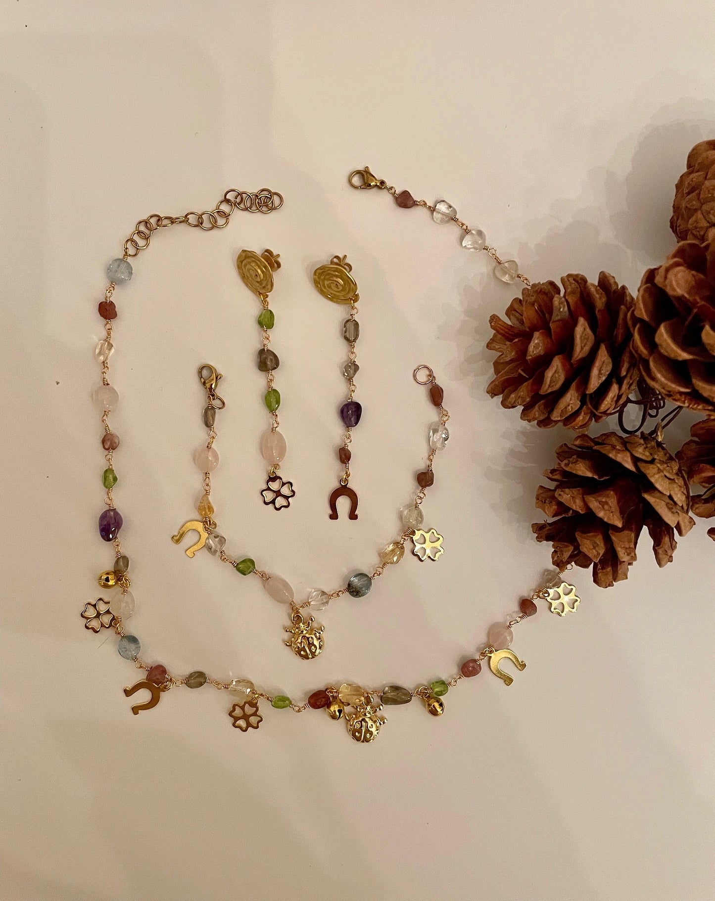 Collana pietre dure, tormalina, peridoto, ametista, acquamarina, charms portafortuna, regalo per ragazza, regalo per lei.&