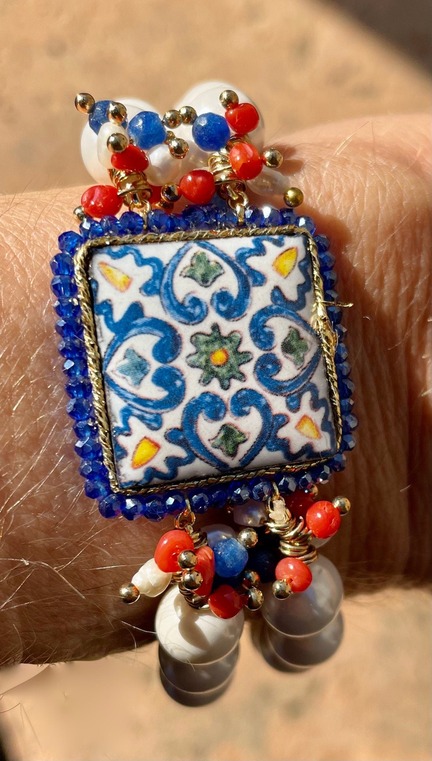 Bracciale elastico, 2 fili di perle, mattonella ceramica di Caltagirone.)