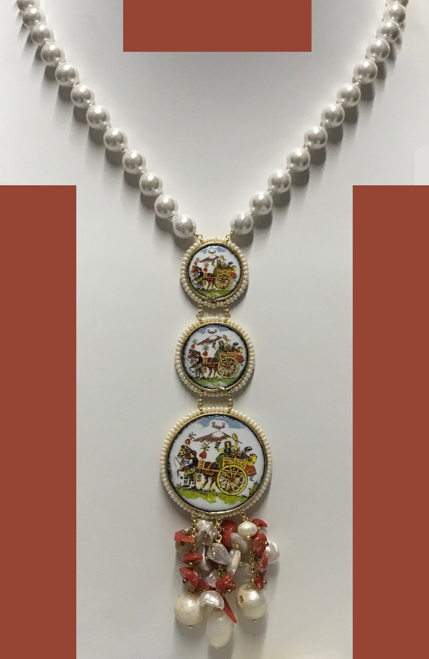 Collana siciliana con filo di perle maiorca e mattonelle tonde di ceramica di Caltagirone. regalo per lei.!