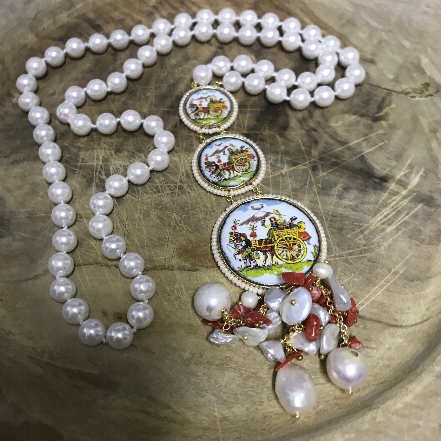 Collana siciliana con filo di perle maiorca e mattonelle tonde di ceramica di Caltagirone. regalo per lei.!