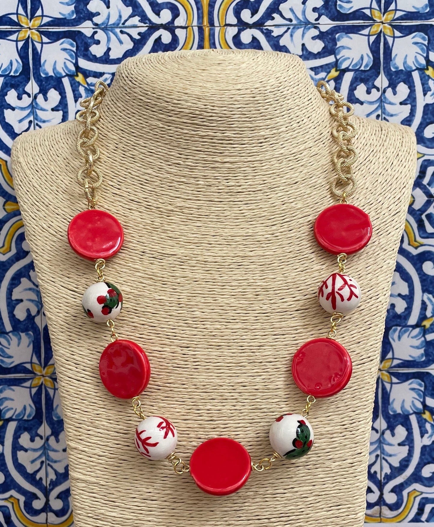 Collana siciliana, composita, catena alluminio, con elementi di ceramica di Caltagirone. collana rossa, regalo per lei.ç