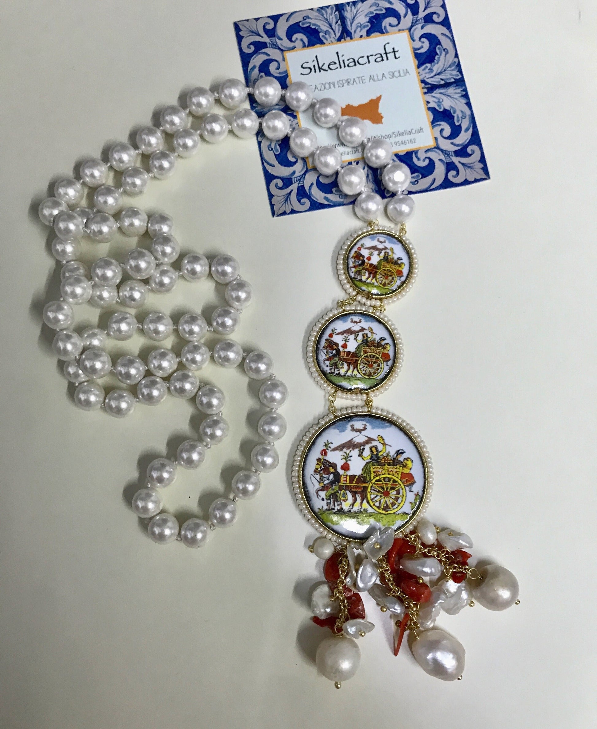 Collana siciliana con filo di perle maiorca e mattonelle tonde di ceramica di Caltagirone. regalo per lei.!