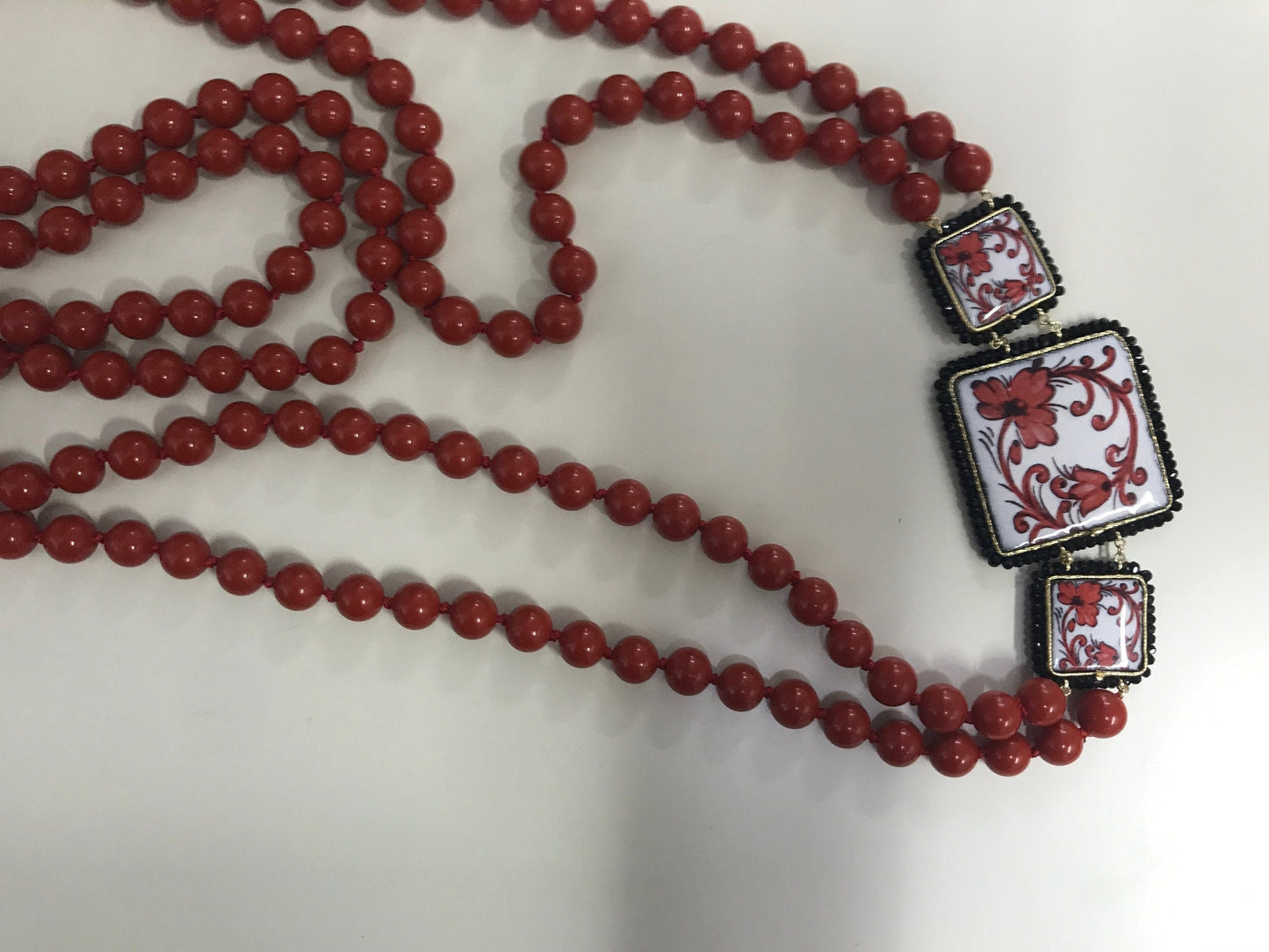 Collana siciliana con perle maiorca rosse e mattonelle in ceramica di Caltagirone, regalo laurea.!