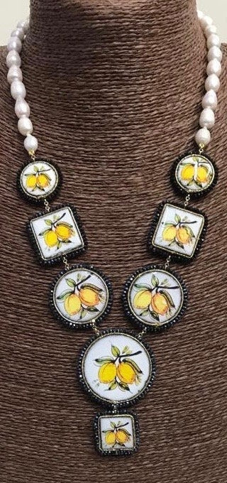 Collana siciliana con filo di perle e mattonelle in ceramica di Caltagirone, limoni. regalo per lei.!