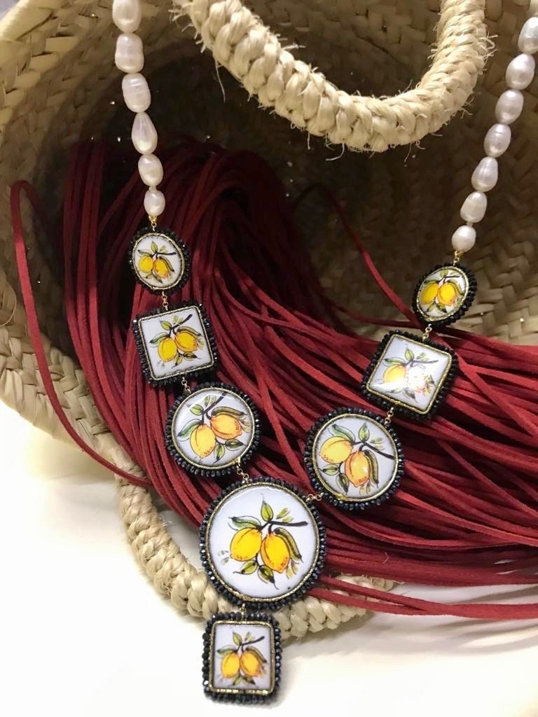 Collana siciliana con filo di perle e mattonelle in ceramica di Caltagirone, limoni. regalo per lei.!