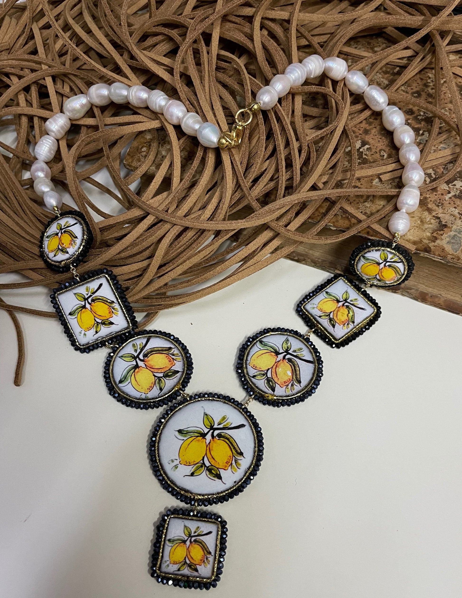 Collana siciliana con filo di perle e mattonelle in ceramica di Caltagirone, limoni. regalo per lei.!