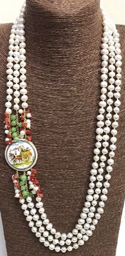 Collana siciliana, collana tre fili di perle di fiume, mattonella tonda ceramica di Caltagirone, Ruota di Carretto, coralli e agata verde.!