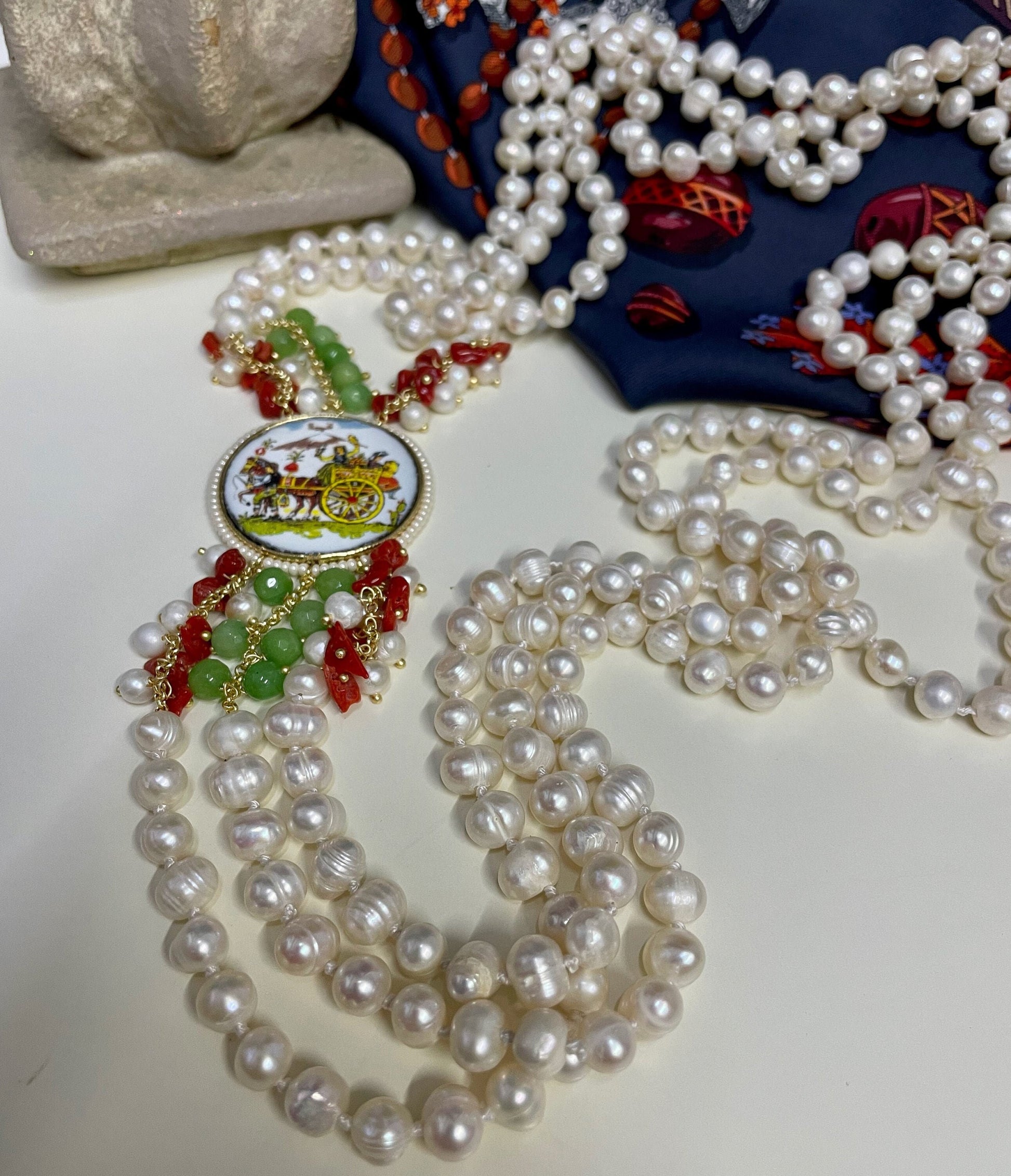 Collana siciliana, collana tre fili di perle di fiume, mattonella tonda ceramica di Caltagirone, Ruota di Carretto, coralli e agata verde.!