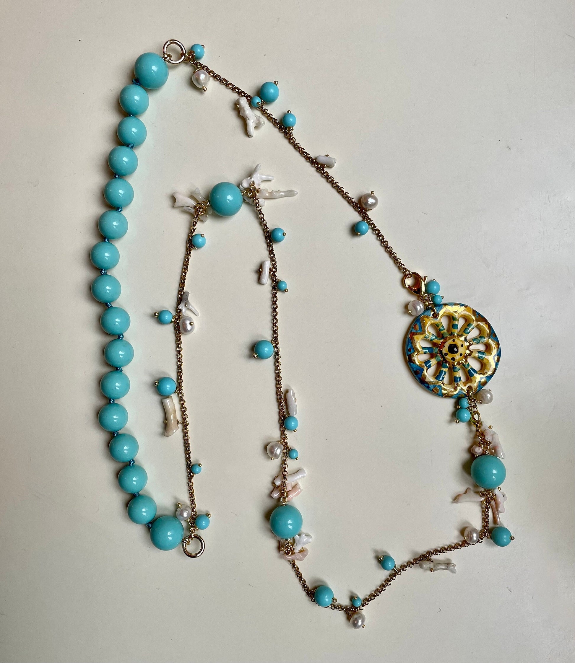 Collana composita, perle turchesi, perle di fiume, corallo rosa, ruota di carretto in ceramica di Caltagirone. regalo per lei.ç