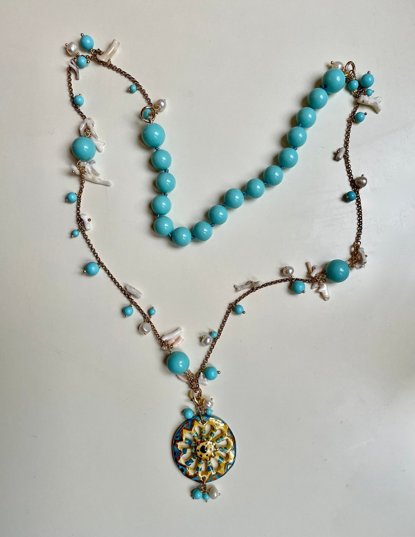 Collana composita, perle turchesi, perle di fiume, corallo rosa, ruota di carretto in ceramica di Caltagirone. regalo per lei.ç