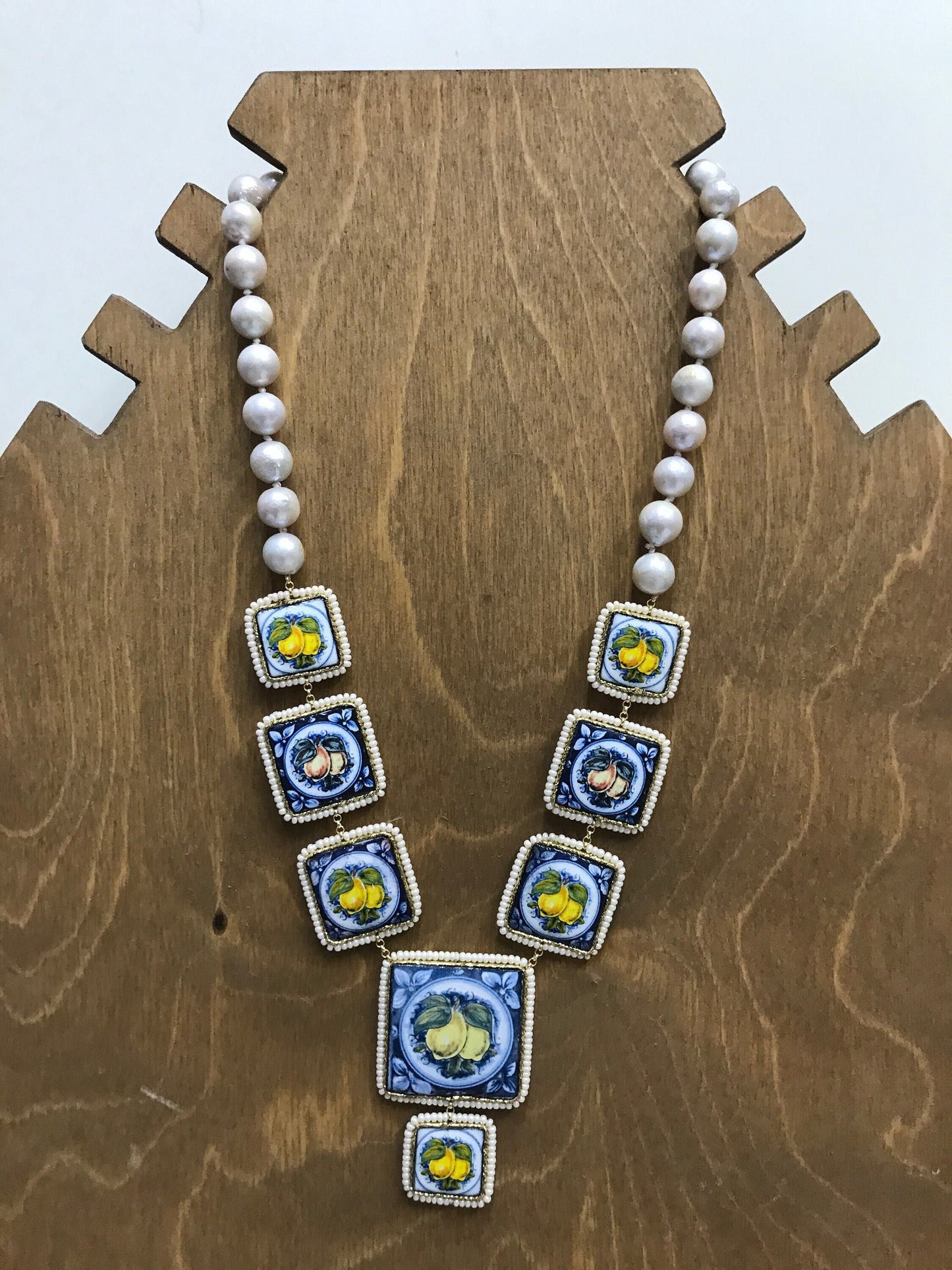 Collana siciliana con filo di perle e mattonelle in ceramica di Caltagirone, collana perle barocche, collana con limoni.!