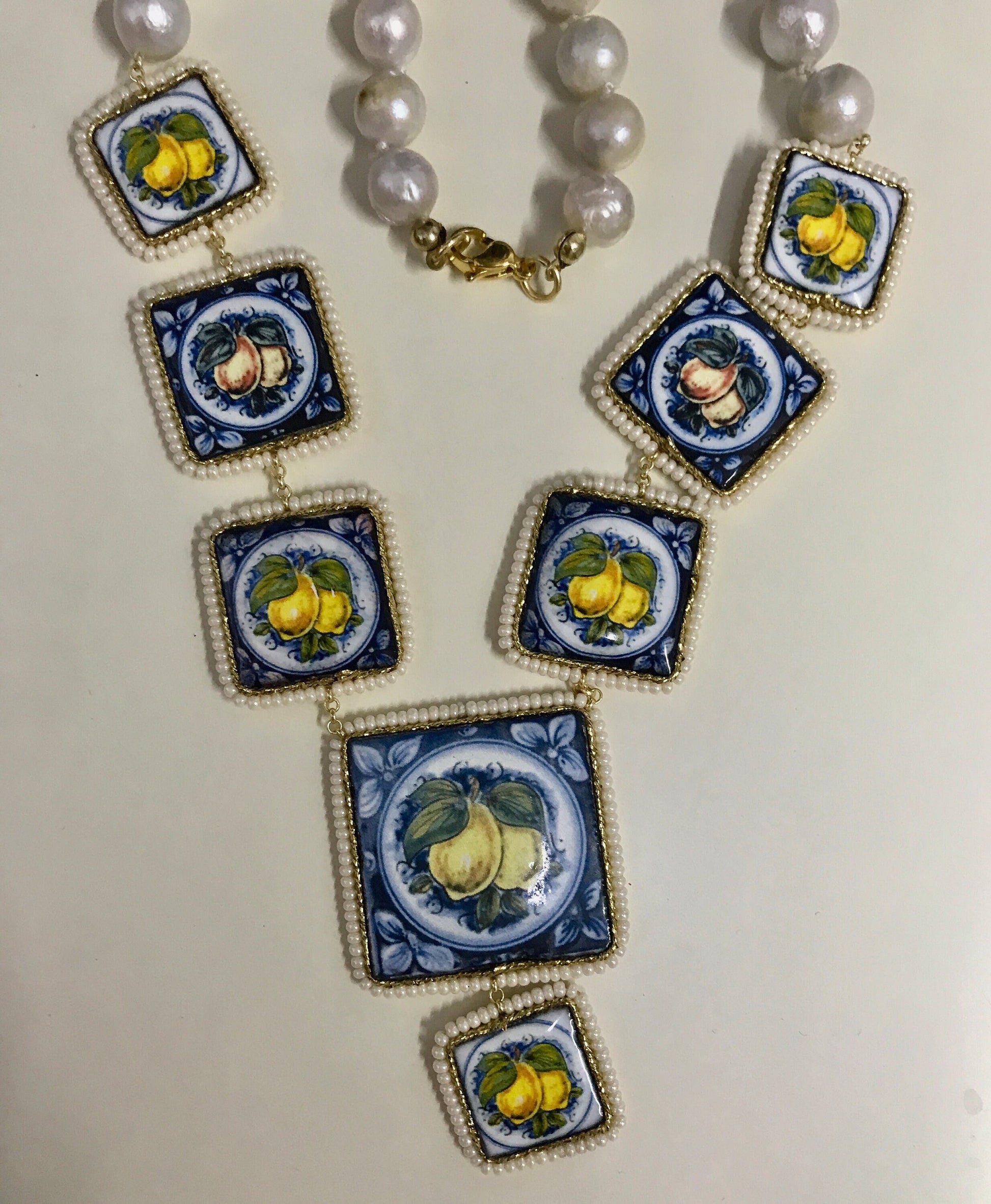 Collana siciliana con filo di perle e mattonelle in ceramica di Caltagirone, collana perle barocche, collana con limoni.!