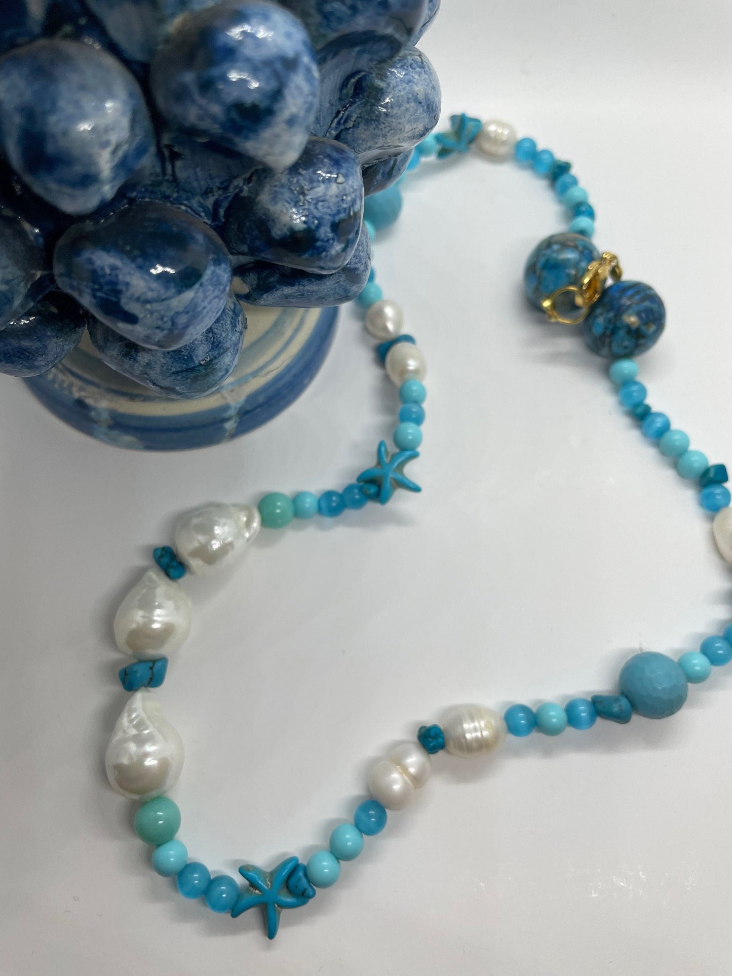 Collana corta, variazioni del blu, sodalite, collana ragazza, perle maiorca.&