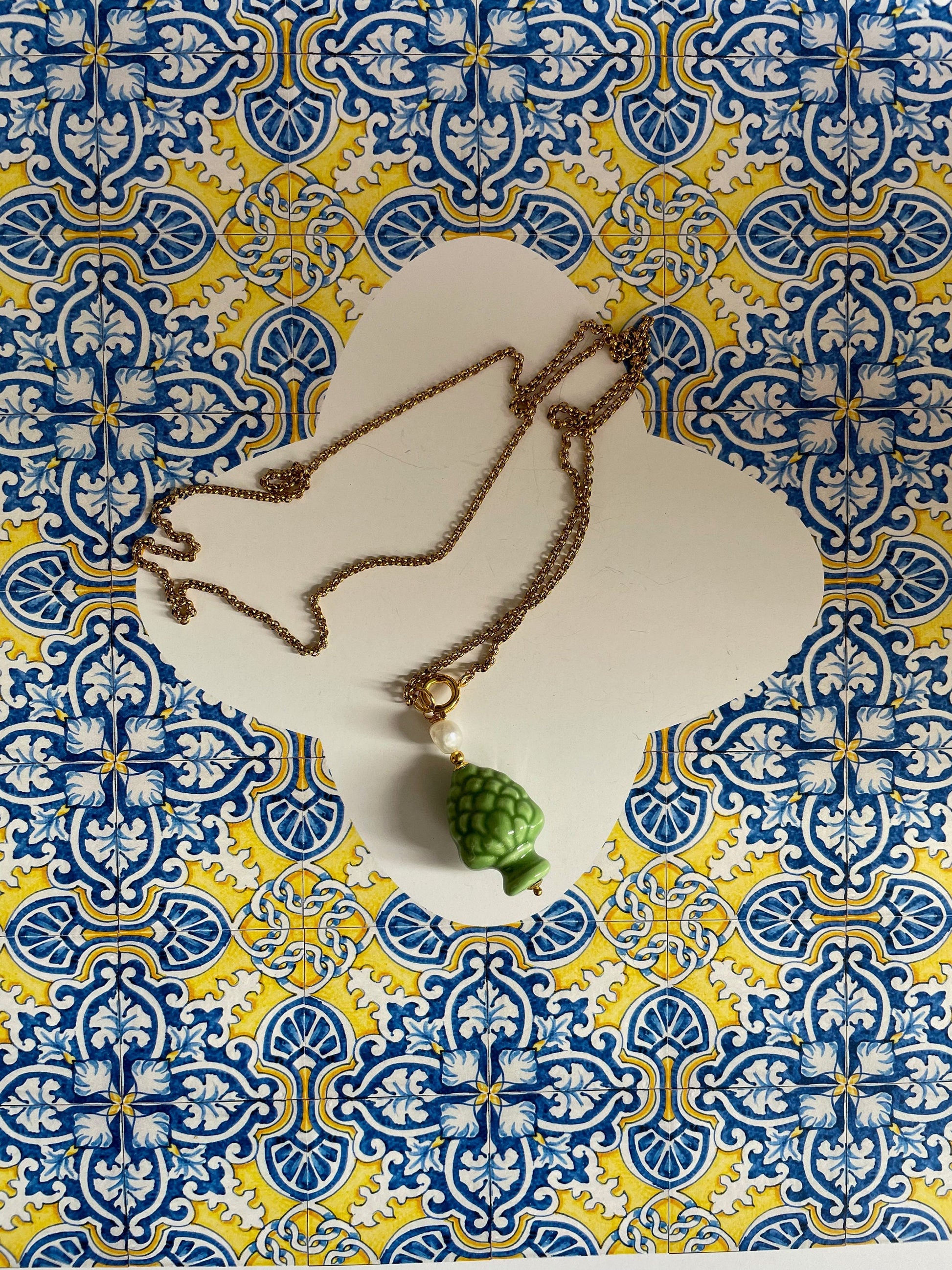 Collana con ciondolo, pigna ceramica di Caltagirone, perla di fiume.ç