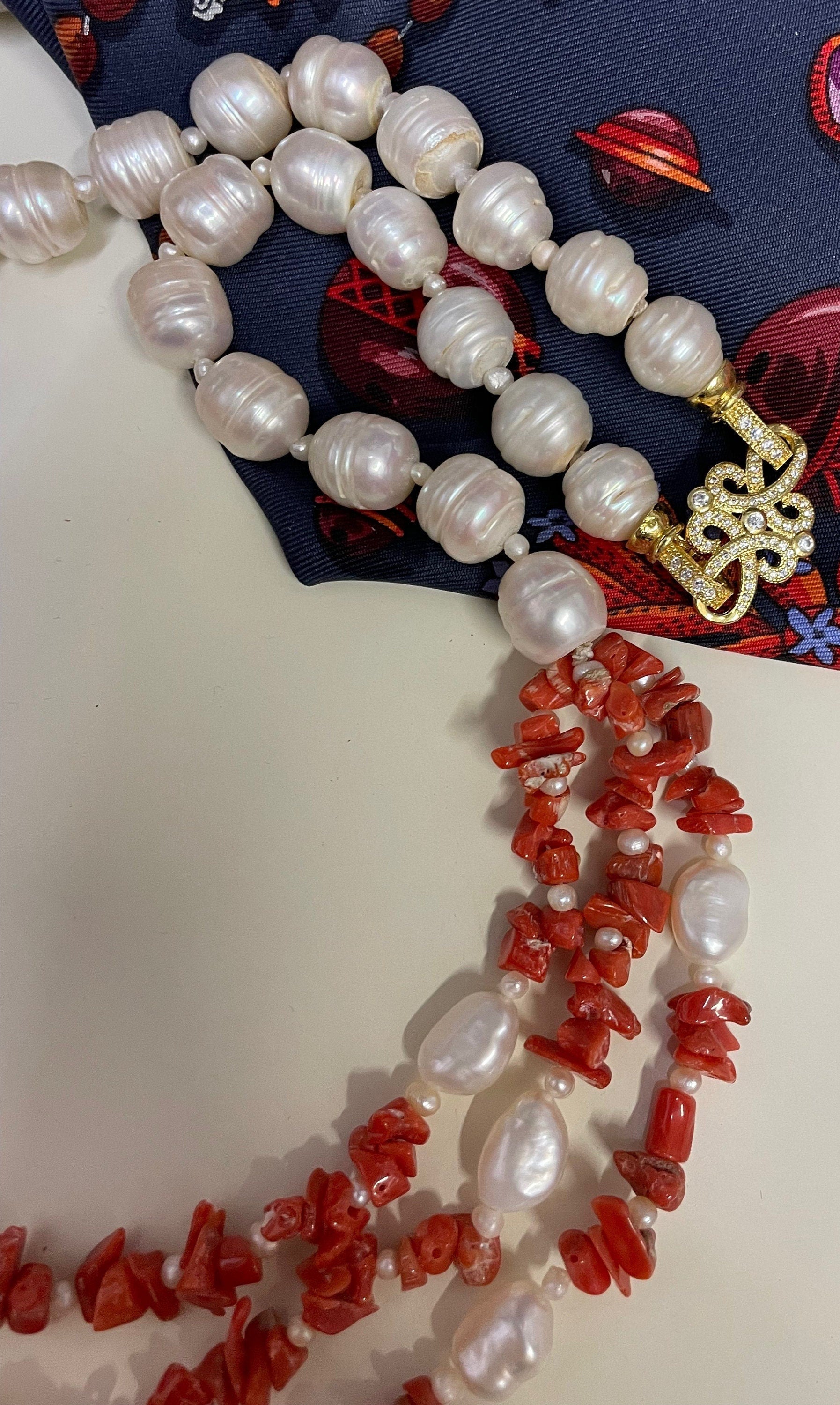 Collana siciliana con filo di perle barocche e chips di corallo.ç