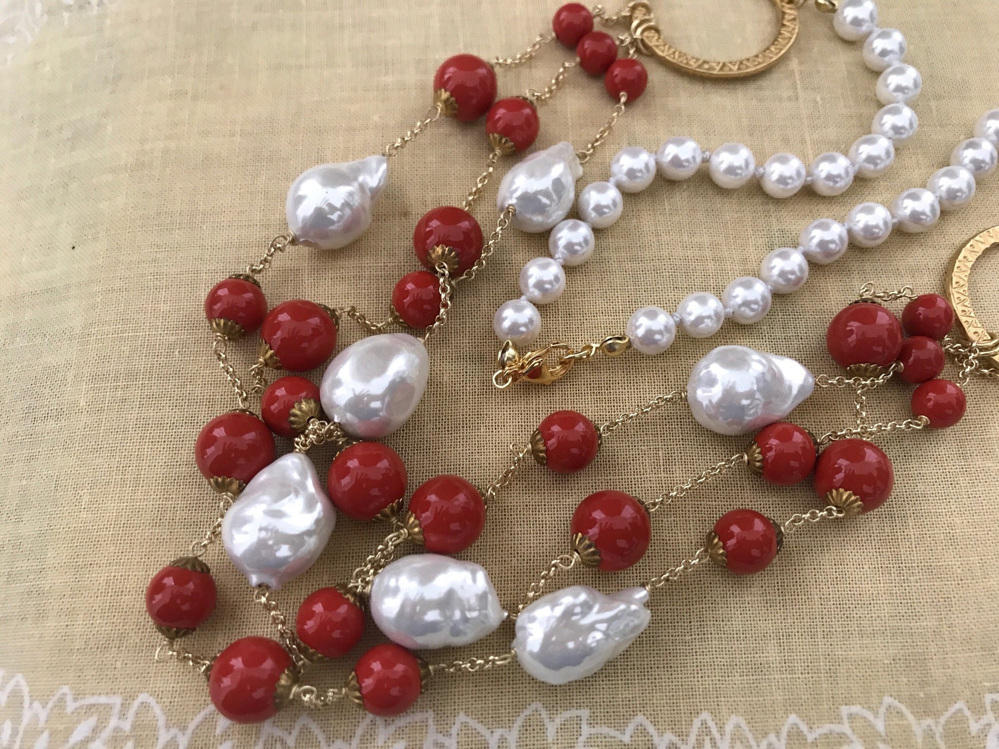 Collana siciliana, filo di perle maiorca, tre fili con corallo bambù e perle scaramazze.&