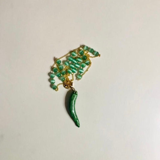 Collana lunga con catena dorata, perle occhio di gatto verde e ciondolo corno in ceramica di Caltagirone.ç