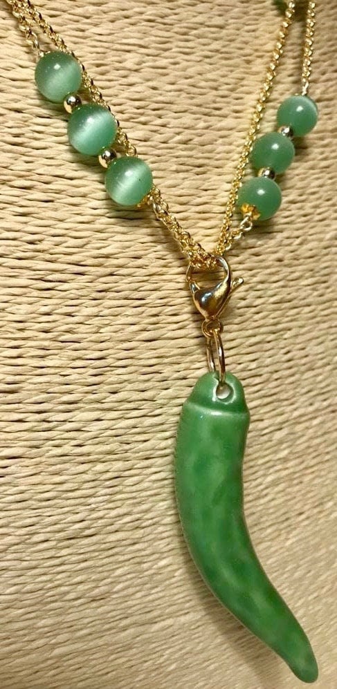 Collana lunga con catena dorata, perle occhio di gatto verde e ciondolo corno in ceramica di Caltagirone.ç