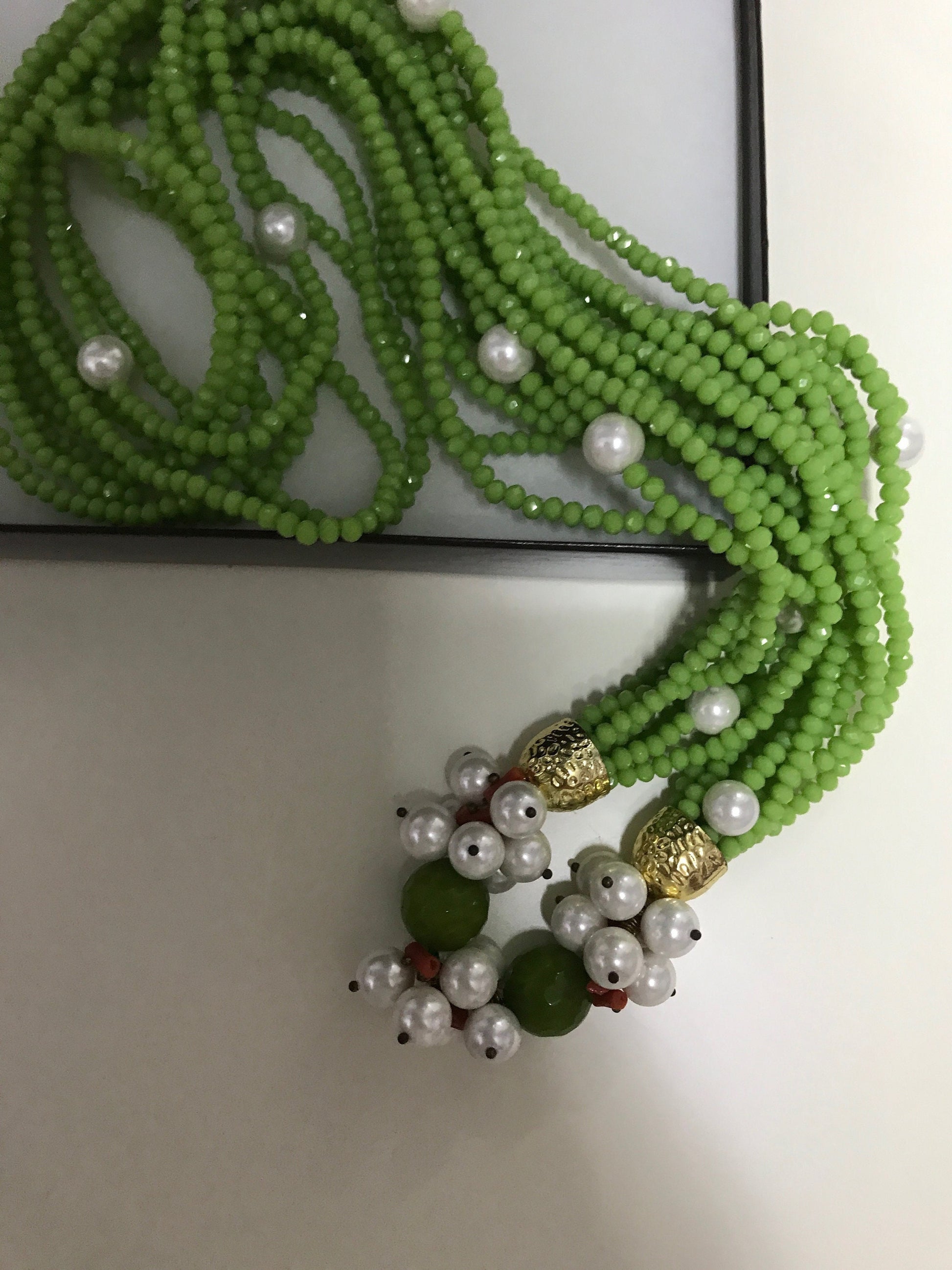 Collana lunga con sette fili di cristalli verdi e intreccio di perle di fiume e agata verde&