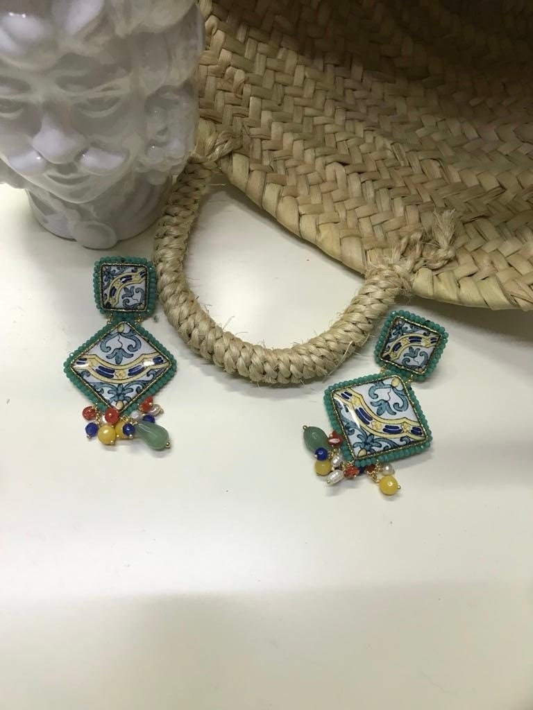 Orecchini siciliani con mattonelle di ceramica di Caltagirone e varie perle colorate *