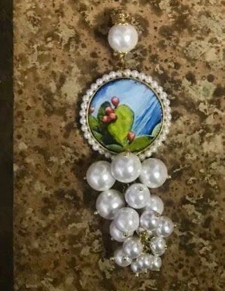 Ciondolo siciliano, mattonella di ceramica di Caltagirone, microperle di fiume e perle maiorca bianche. collana con pendente@