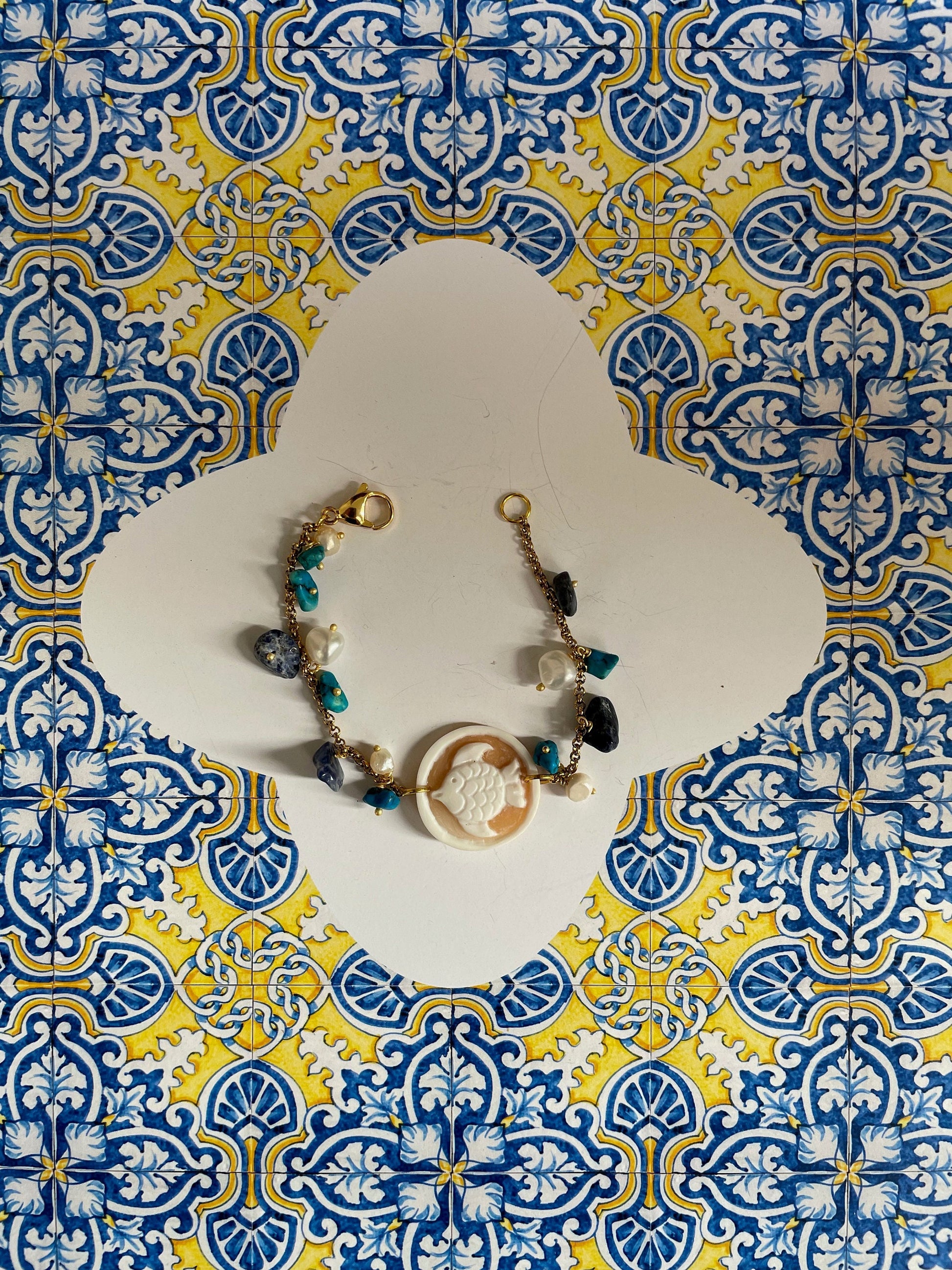 Bracciale Cammeo, Bracciale composito, perle fiume, pietre dure turchesi e blu, cammeo conchiglia. regalo ragazza.