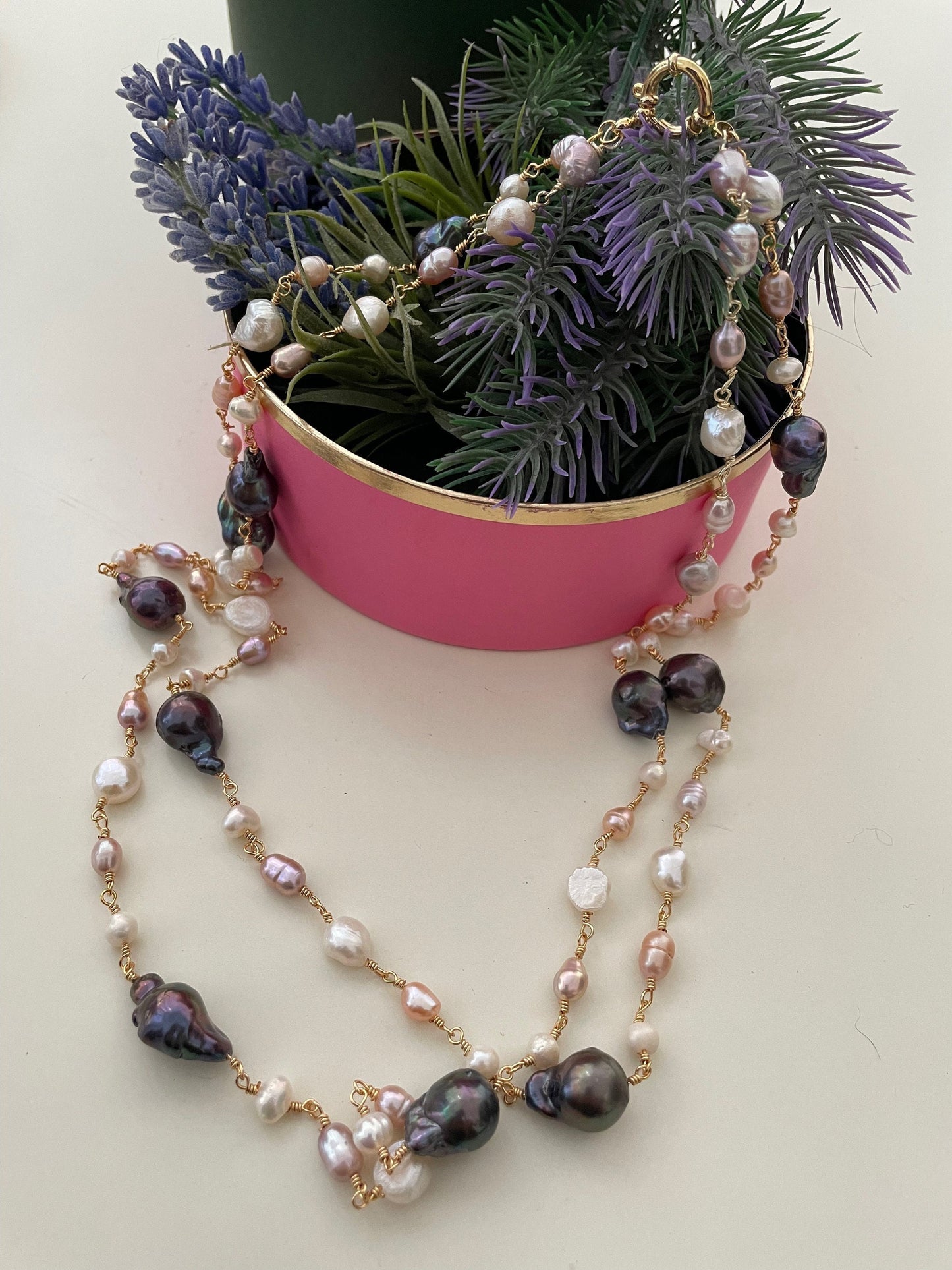 Collana di perle di fiume rosa e bianche e perle scaramazze grigie&