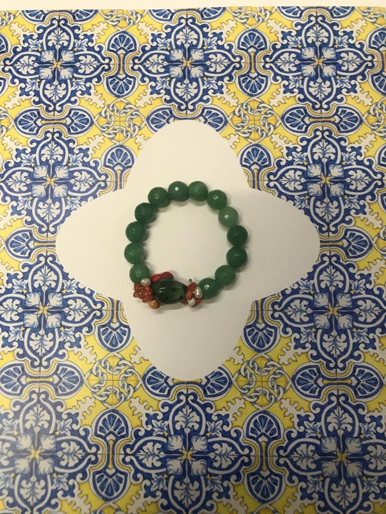 Bracciale Sikelia, Bracciale elastico, perle di agata verde, fico d'india in ceramica di Caltagirone. regalo ragazza.