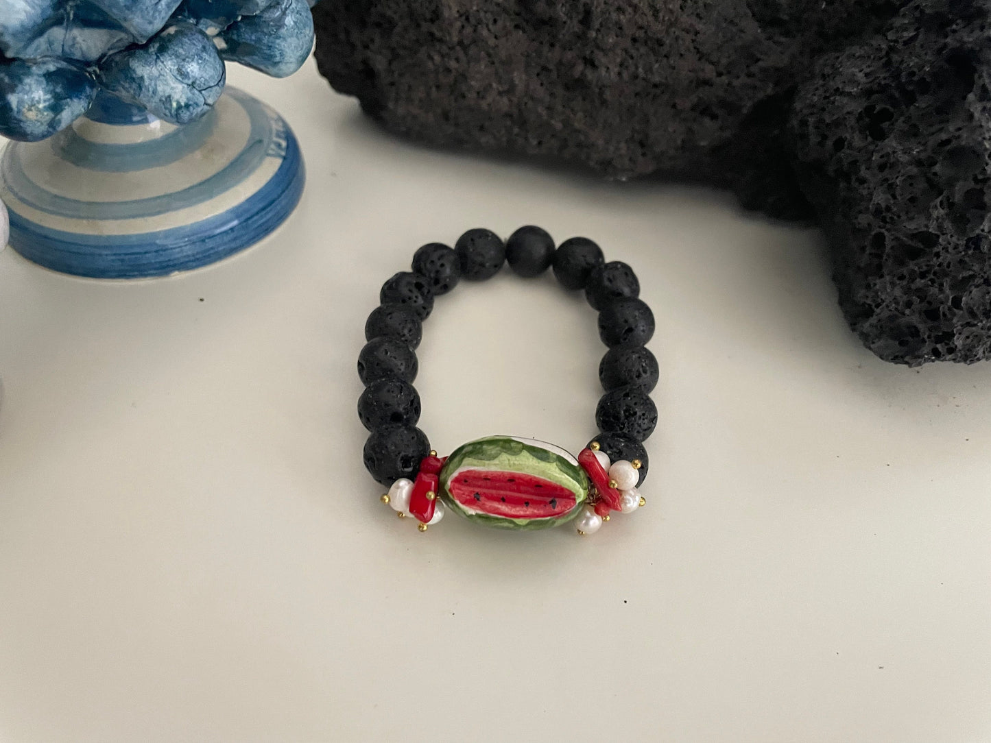 Bracciale Sikelia, Bracciale elastico, perle di lava, cocomero in ceramica di Caltagirone. regalo ragazza.