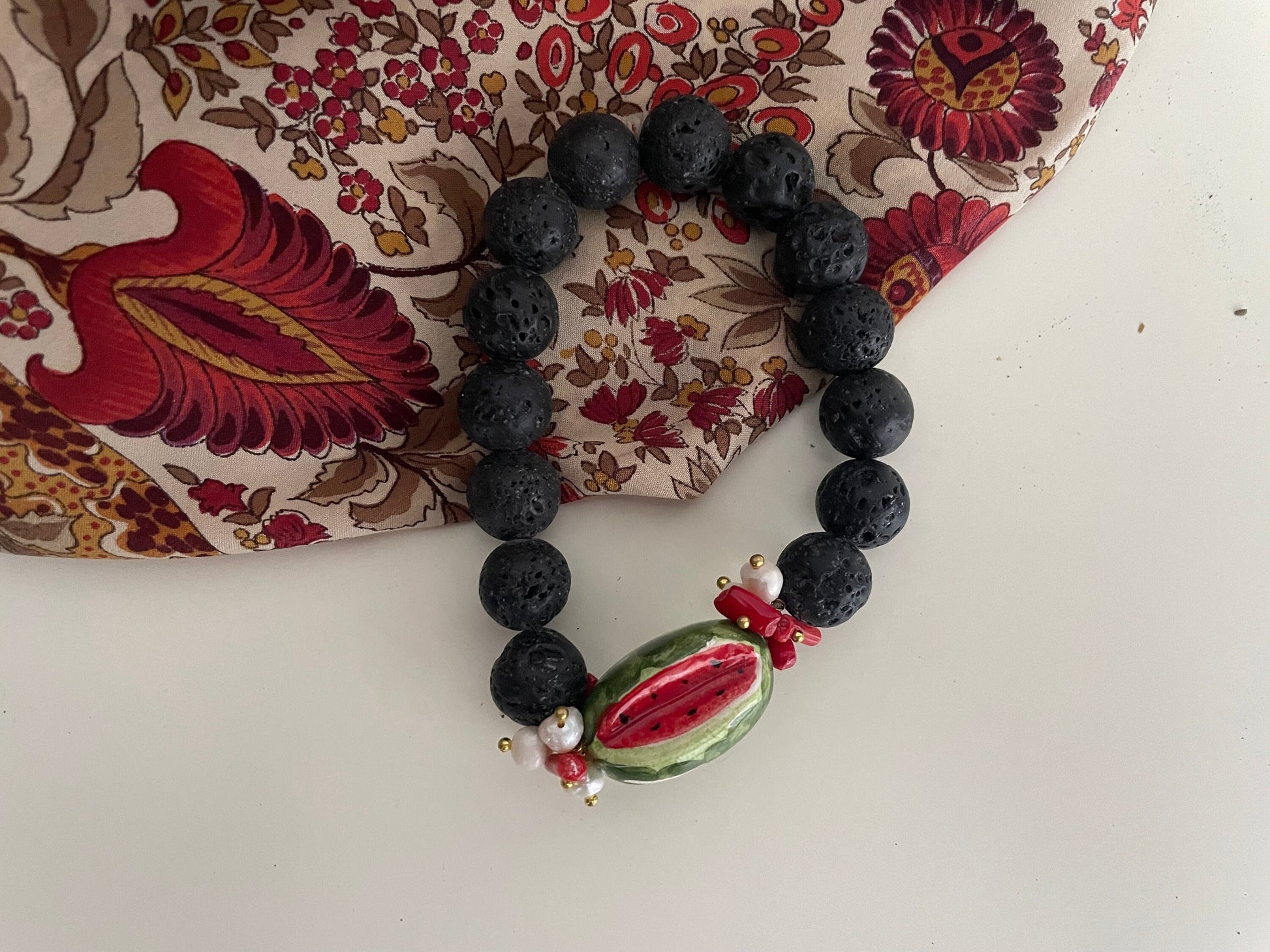 Bracciale Sikelia, Bracciale elastico, perle di lava, cocomero in ceramica di Caltagirone. regalo ragazza.