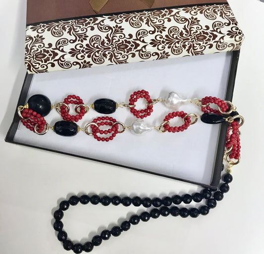 Collana siciliana con filo di perle di onice, anellini di corallo rosso e perle scaramazze.&