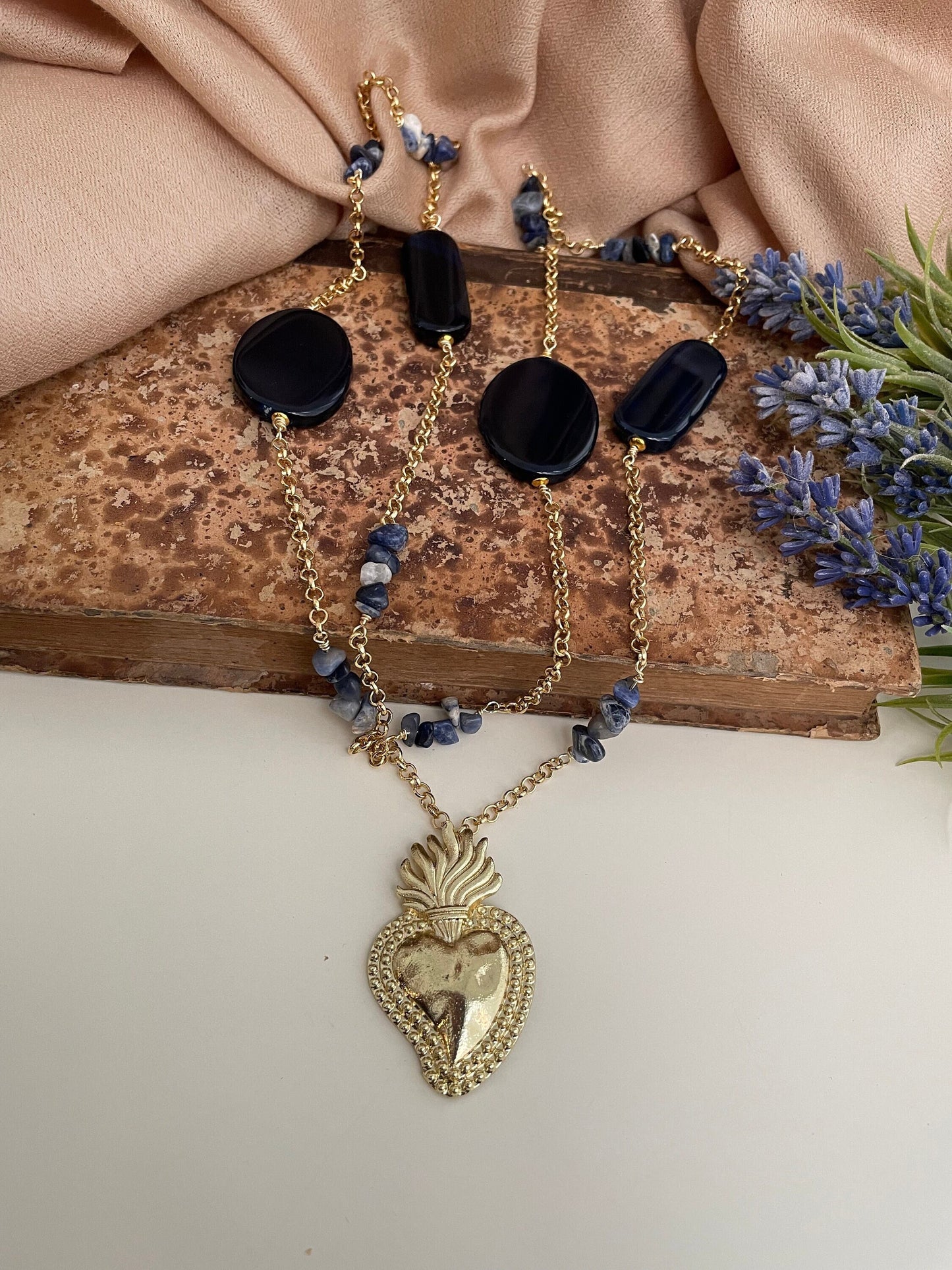 Collana lunga con catena ottone dorato, pietre blu e ciondolo cuore.ç