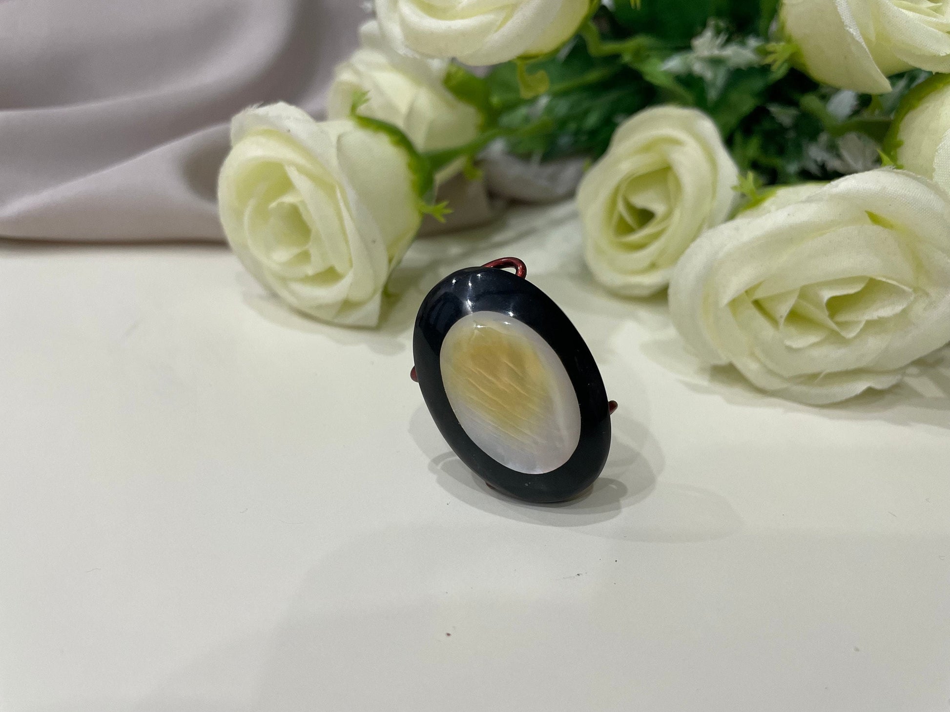 Anello maxi, acciaio anodizzato, regolabile, cabochon di resina e madreperla.<