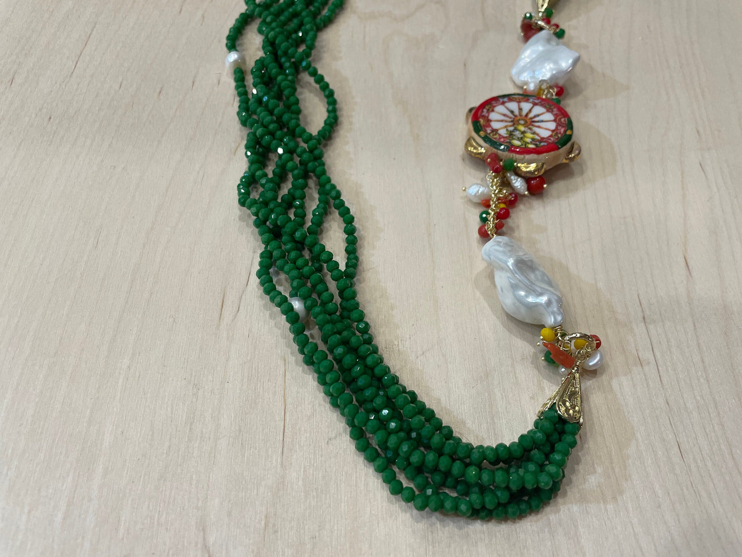 Collana lunga, multifilo con cristalli, tamburello di ceramica di Caltagirone, perle scaramazze e pietre dure.ç