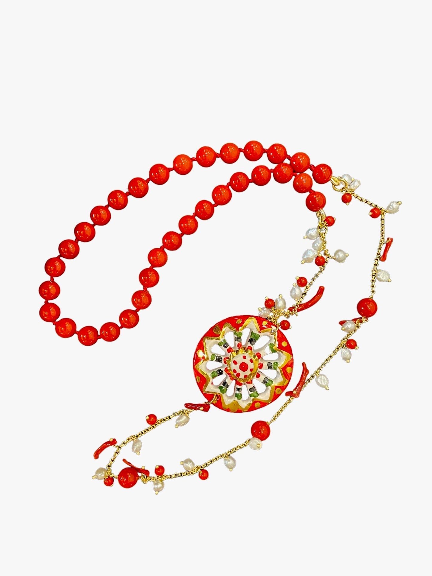 Collana siciliana con ruota di carretto in ceramica di Caltagirone, perle maiorca rosse e corallo. regalo per lei.ç