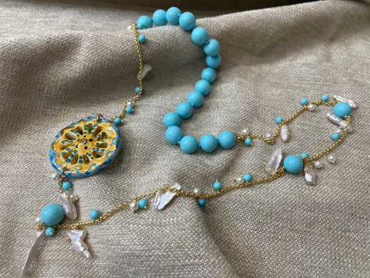 Collana siciliana con perle turchesi, ruota di carretto in ceramica di Caltagirone, perle scaramazze e perle di fiume. regalo per lei.ç