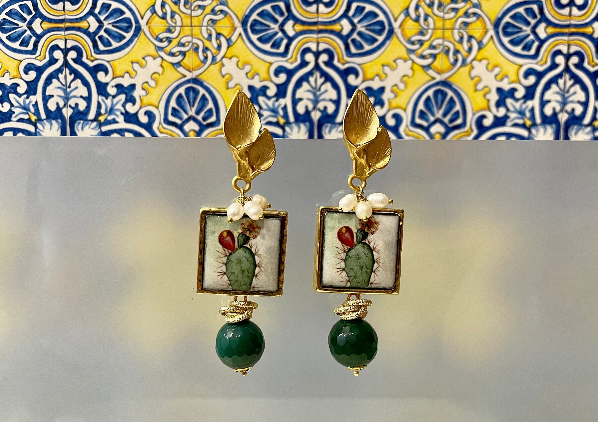 Orecchini siciliani, mattonella ceramica di Caltagirone, agata verde, perle di fiume, fico d'india *