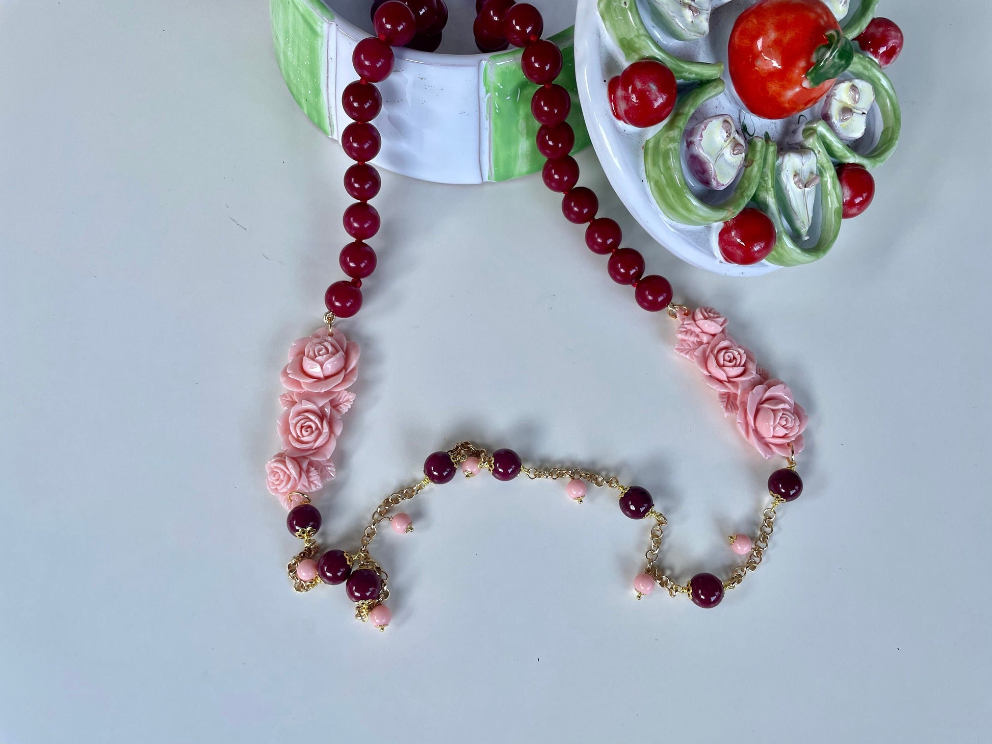 Collana giada rubellite, pasta di corallo rosa, perle di agata rossa.&