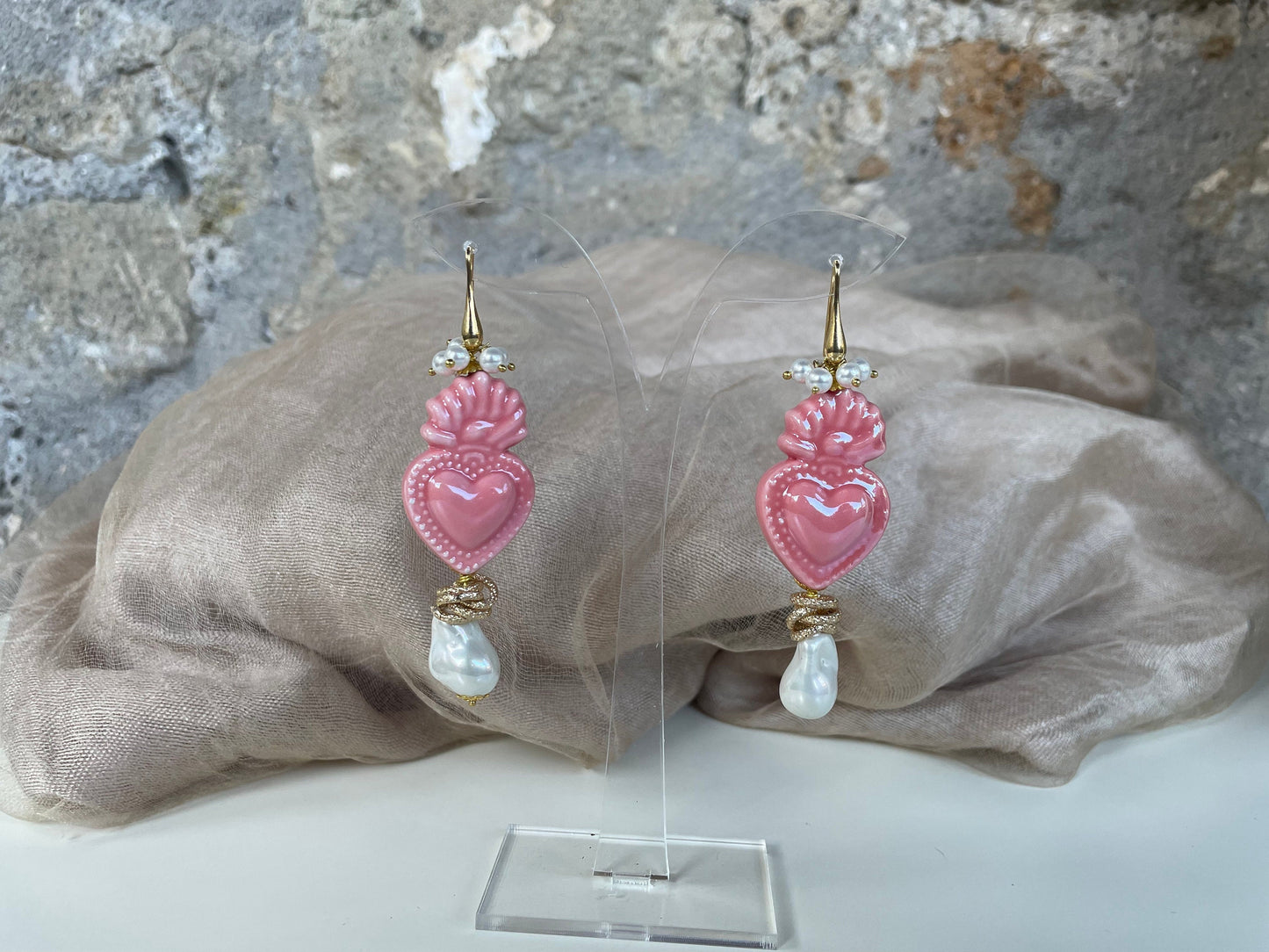 Orecchini con cuore sacro in ceramica e perle maiorca regalo per lei.§