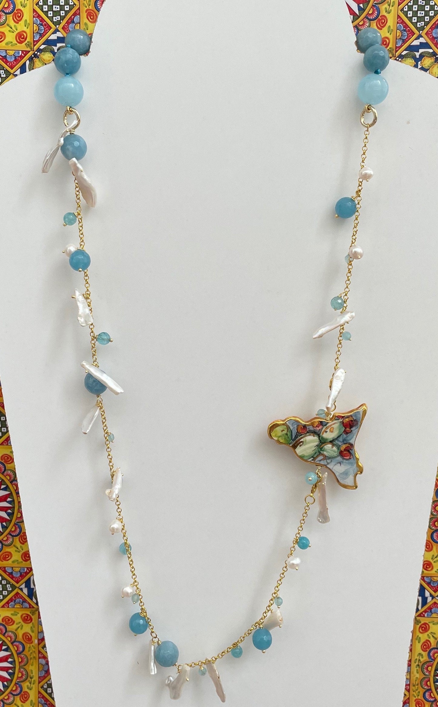 Collana pietre dure, angelite, sagoma Sicilia in ceramica di Caltagirone, perle scaramazze, catena placcata oro. regalo per lei.ç